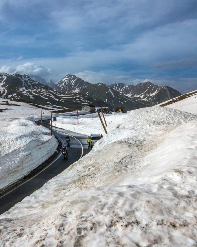 🇮🇹 Passo del Piccolo San Bernardo 📍 Riaperto!

Dalla neve al cielo terso, uno dei valichi più iconici delle Alpi è di nuovo percorribile.
A 2.188 metri d’altitudine, tra Italia e Francia, questo passo è molto più di una strada: è un’esperienza. In inverno si nasconde sotto metri di neve. Ora, invece, si apre con panorami che sembrano dipinti.
📌 Salvalo per il prossimo weekend — che tu parta in moto, in auto o in bici, il Piccolo San Bernardo ti aspetta con il meglio della stagione.

🇬🇧 🇮🇹 Little St. Bernard Pass 📍 Now open!

From snow-covered silence to clear blue skies — one of the Alps’ most iconic mountain passes is open once again.
At 2,188 meters above sea level, straddling Italy and France, this pass is more than just a road: it’s an experience.
In winter, it hides under meters of snow. Now, it opens up to views that look like paintings.
📌 Save it for the weekend — whether you're riding a motorbike, driving, or cycling, the Little St. Bernard Pass is ready to show you the best of the season.

#könig #catenedanevekonig #konigsnowchains #konigchainesaneige #konigschneeketten #snowchains #catenedaneve #chainesaneige #schneeketten #konig #cateneneve #cateneauto #guidediviaggio #piccolosanbernardo #petitsaintbernard #littlesanbernardpass #valledaosta #weekend