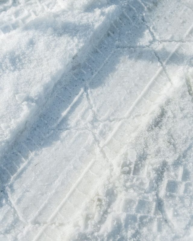 🇮🇹 Le tracce restano.
L’inverno continua ❄️

🇬🇧 The tracks remain.
Winter continues ❄️

#winterdriving #konigsnowchains