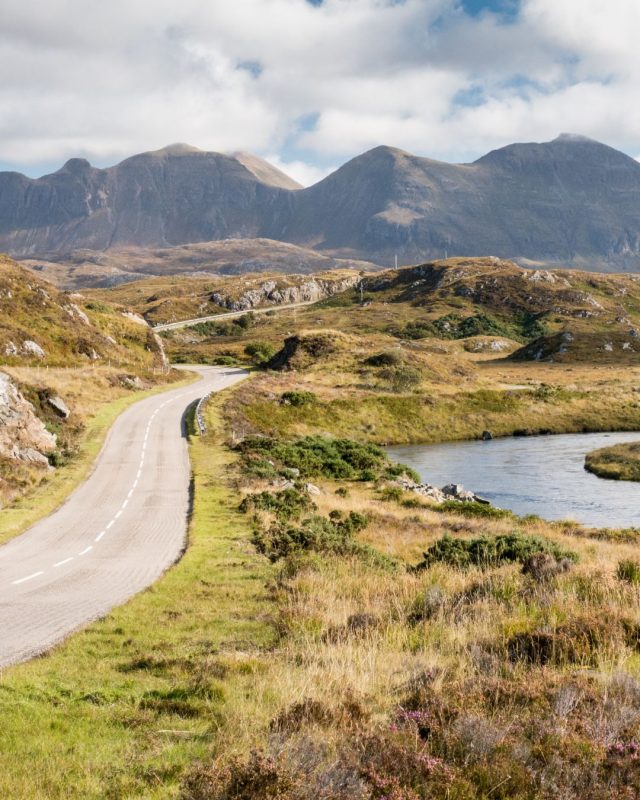 🇮🇹 Chilometri e chilometri in mezzo al verde.
E magari anche alla nebbia. Poi sotto al sole. E infine un po&rsquo; di pioggia 🌧️
Il silenzio, le strade che si stringono e il paesaggio che cambia continuamente.

Tutto questo &egrave; la Scozia.

🇬🇧 Miles and miles surrounded by green.
And maybe some fog too. Then sunshine. And finally a bit of rain 🌧️
The silence, the roads getting narrower and the landscape constantly changing.

This is Scotland.

#roadtrip #scotland #northcoast500 #nc500 #ontheroad #drivingexperience #drivelife #cartravel #highlands #scottishroads #singletrackroads #weatherchange #wetroads #exploremore