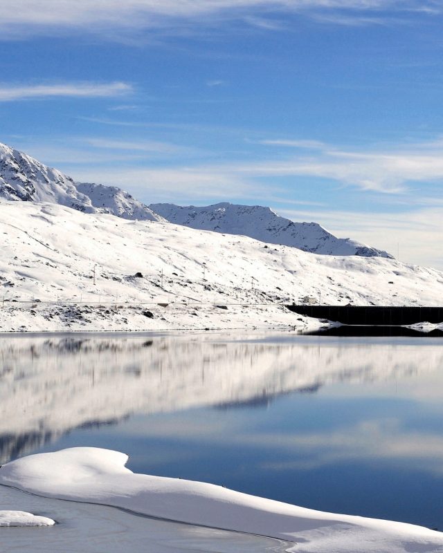🇮🇹 Guide di viaggio: Passo dello Spluga, doppia anima tra estate e inverno ❄️☀️
D’inverno è silenzio, nessuno può accedervi e la neve custodisce i suoi segreti..
D’estate è verde acceso, tornanti infiniti e aria sottile.
Il Passo dello Spluga (2.113 m) è un viaggio in quota che cambia volto con le stagioni, ma resta sempre spettacolare. E oggi riapre ufficialmente!

🇬🇧 Travel guides: Splügen Pass, dual personality between summer and winter ❄️☀️
In winter, it is silent, no one can access it, and the snow guards its secrets..
In summer, it is bright green, with endless hairpin bends and thin air.
The Spluga Pass (2,113 m) is a high-altitude journey that changes with the seasons but always remains spectacular. And today it officially reopens!

#könig #catenedanevekonig #konigsnowchains #konigchainesaneige #konigschneeketten #snowchains #catenedaneve #chainesaneige #schneeketten #konig #cateneneve #cateneauto #passodellospluga #splugapass #travelguide #guidediviaggio
