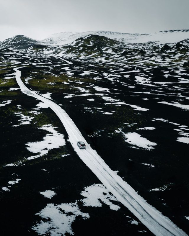 🇮🇹 🍂❄️ Siamo in quel momento dell’anno in cui la strada sembra divisa in due:
asciutta, poi ghiacciata, poi di nuovo asciutta.

Basta un versante diverso per trasformare la guida in qualcosa che richiede più attenzione.

📌 Un promemoria semplice prima del weekend.

🇬🇧 🍂❄️ We’re in that time of year when the road feels split in two:
dry, then icy, then dry again.

Sometimes all it takes is a different side of the mountain
for the drive to demand a little more attention.

📌 A simple reminder before the weekend.

#KönigChains #WinterRoads #DriveSafe #MountainDrive #AutumnToWinter #StayPrepared