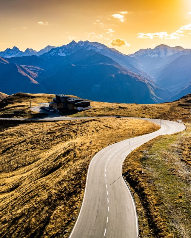 🇮🇹 Grossglockner Hochalpenstraße 🏔️
Una delle strade più alte d’Europa.
Curve spettacolari, silenzio assoluto e cime innevate, anche a luglio.
Sembra estate, ma basta guardare verso il ghiacciaio per ricordarsi che l’inverno è lì, a un passo.

🇬🇧 Grossglockner High Alpine Road 🏔️
One of the highest roads in Europe.
Spectacular curves, absolute silence, and snow-covered peaks — even in July.
It may look like summer, but a glance at the glacier reminds you:
winter is just around the corner.

#könig #catenedanevekonig #konigsnowchains #konigchainesaneige #konigschneeketten #snowchains #catenedaneve #chainesaneige #schneeketten #konig #cateneneve #cateneauto #travelguide #guidediviaggio #Grossglockner #GrossglocknerHochalpenstraße #GrossglocknerPass #Austria #Österreich