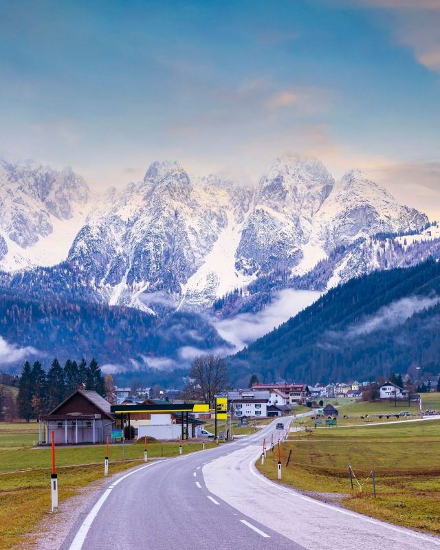🇮🇹 In Austria, nel Salzkammergut, basta uscire dalle strade principali per trovare laghi, piccoli paesi e panorami che cambiano in pochi chilometri.

&Egrave; uno di quei road trip in cui viene naturale rallentare. 🚗

🇬🇧 In Austria, in the Salzkammergut, all it takes is leaving the main roads behind to find lakes, small villages and landscapes that change within just a few miles.

It's one of those road trips that makes slowing down feel natural. 🚗

#Konig #RoadTrip #Austria #Salzkammergut #ScenicDrive #OnTheRoad #ExploreMore #Travel