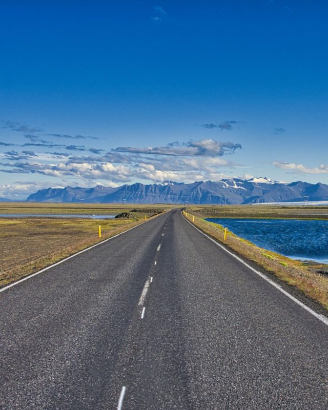 🇮🇹 Come fa una strada a cambiare con il paesaggio che la circonda?
L'Islanda ha la risposta 🚗

🇬🇧 How can a road change with the landscape around it?
Iceland has the answer 🚗

#K&ouml;nigSnowChains #RoadTrip #Iceland #VisitIceland #ScenicDrive #DriveMore #AdventureAwaits