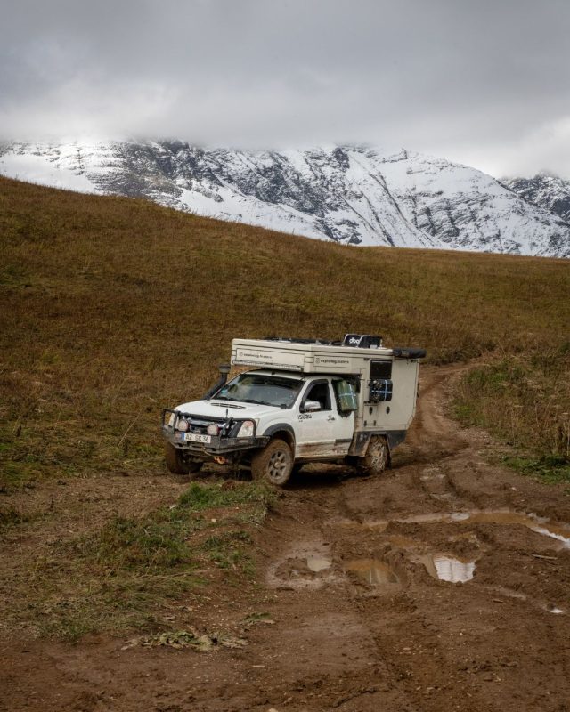 🇮🇹 Pensavi fosse il momento di mettere via le catene, vero? 😉

🇬🇧 Thought it was time to put the chains away, right? 😉

#König #OffRoadDrive #MudSeason #AllTerrain #DriveYourWay