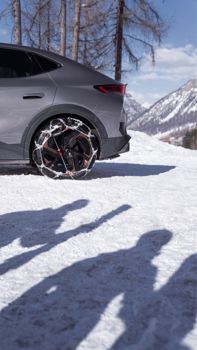 🇮🇹 Si arriva. Si parcheggia.
E finalmente si va a sciare. ⛷️

🇬🇧 You arrive. You park.
And finally, you go skiing. ⛷️

#WinterRoads #SnowDays #WinterDriving #SkiDay
#OnTheSnow #ColdSeason #MountainLife #DriveSafe
#KonigSnowChains #SnowAdventure #SnowChians #XGCross