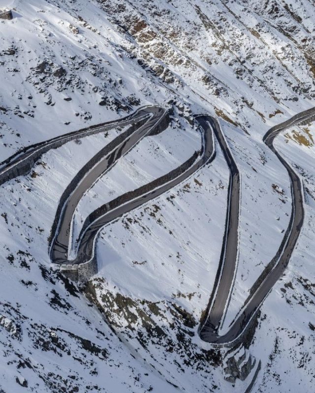 🇮🇹 Luglio, ma con neve.
Ieri, 8 luglio, il Passo dello Stelvio si è svegliato così: silenzioso, imbiancato, irreale.
A 2.757 metri, l’estate può ancora sembrare inverno. ❄️

🇬🇧 Snow. In July.
This was the Stelvio Pass yesterday, July 8th: silent, white, surreal.
At 2,757 meters, summer can still look like winter. ❄️

#könig #catenedanevekonig #konigsnowchains #konigchainesaneige #konigschneeketten #snowchains #catenedaneve #chainesaneige #schneeketten #konig #cateneneve #cateneauto #stelviopass #passostelvio #summer #mountain #snowinsummer #neveinestate