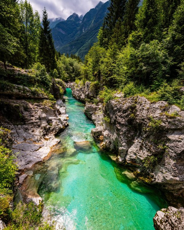 🇮🇹 3 giorni in Slovenia. Da fare cos&igrave;:

Giorno 1 &rarr; Valle dell&rsquo;Isonzo
Acqua turchese ovunque e strade strette, ritmo lento.

Giorno 2 &rarr; Passo di Vr&scaron;ič
Tornanti, uno dopo l&rsquo;altro.

Giorno 3 &rarr; Lago di Jasna
Qui, finalmente, rallenti.

Ci andresti?

🇬🇧 Day 1 &rarr; Soča Valley
Turquoise water everywhere and narrow roads, slow pace.

Day 2 &rarr; Vr&scaron;ič Pass
Hairpin turns, one after another.

Day 3 &rarr; Lake Jasna
Here, you finally slow down.

Would you go?

#roadtrip #roadtripslovenia #exploremore #discoverearth #driving #ontheroad #drivingexperience #cartravel #mountainroads #alpinelife #offthebeatenpath #socavalley #vrsicpass #lakejasna #slovenia