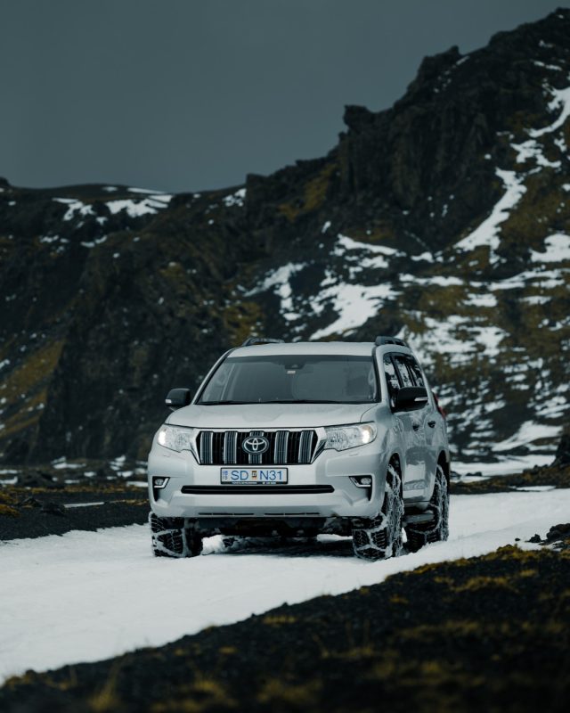 🇮🇹 Siamo in quel periodo sospeso tra due stagioni:
quando l’asfalto cambia da un versante all’altro e la neve può arrivare all’improvviso.

Ed è lì che essere pronti smette di essere un dettaglio: è buon senso sulla strada.

🇬🇧 We’re in that moment suspended between two seasons:
when the road changes from one side of the mountain to the other, and snow can appear out of nowhere.

And that’s when being prepared stops being a detail — it becomes common sense on the road.

#könig #catenedanevekonig #konigsnowchains #konigchainesaneige #konigschneeketten #snowchains #catenedaneve #chainesaneige #schneeketten #konig #cateneneve #cateneauto