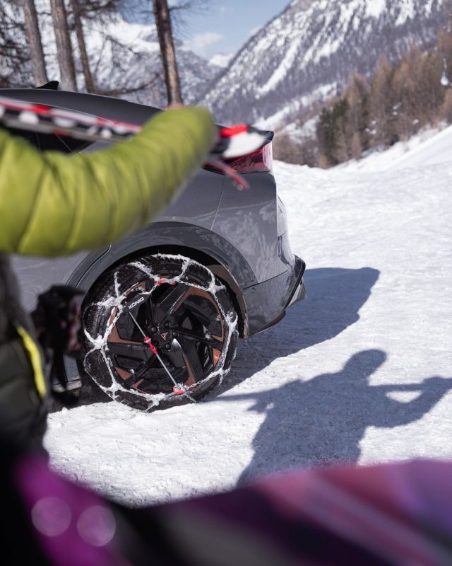 🇮🇹 Sci alla mano 🎿 una sosta è necessaria.

🇬🇧 Skis in hand 🎿 a stop is necessary.

#KönigChains #WinterDriving #MountainRoads #DrivePrepared #StayFocused #KönigChains #WinterDriving #MountainRoads