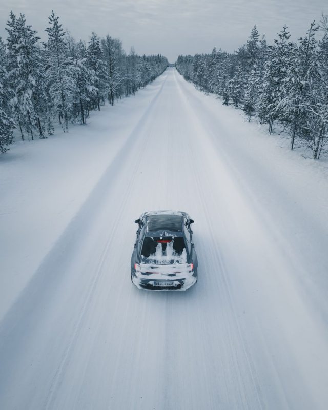 🇮🇹 L’inverno continua.
La strada anche.

E tu, dove stai andando?

🇬🇧 Winter continues.
The road does too.

Where are you headed?

#winterdriving #konigsnowchains