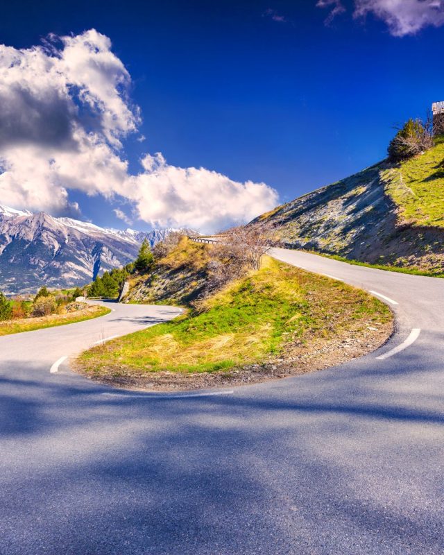 🇮🇹 Tornanti, passi alpini, panorami che cambiano a ogni curva. Questa &egrave; la Route des Grandes Alpes 🚗

La aggiungeresti alla tua lista?

🇬🇧 Hairpin bends, alpine passes and scenery that changes with every turn. This is the Route des Grandes Alpes 🚗

Would you add it to your bucket list?

#K&ouml;nigSnowChains #RoadTrip #RouteDesGrandesAlpes #FrenchAlps #MountainRoads #ScenicDrive #DriveMore #BucketList