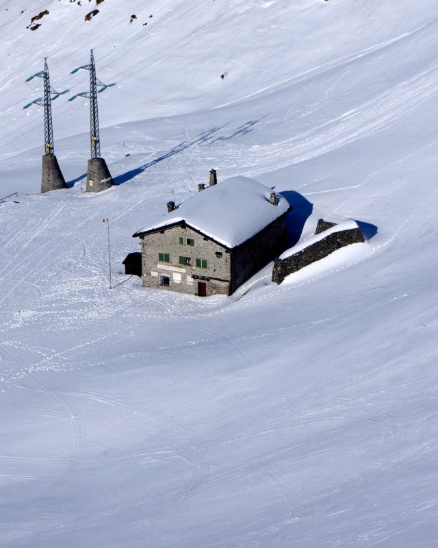 🇮🇹 Guide di viaggio. Il Passo San Marco, a 1.993 metri di altitudine tra la Valtellina e le Alpi Orobie, ti offre due volti affascinanti. In primavera, ogni curva sembra avvicinarti al cielo, mentre in inverno la neve ricopre tutto, silenziosa e imponente, pronta ad essere esplorata solo con ciaspole o racchette da neve. E tu, quando preferisci scoprire questo angolo di paradiso? ❄️☀️

🇬🇧 Travel guide. The Passo San Marco, at an altitude of 1,993 meters between Valtellina and the Orobie Alps, offers two fascinating faces. In spring, every curve seems to bring you closer to the sky, while in winter the snow covers everything, silent and imposing, ready to be explored only with snowshoes or trekking poles. And you, when do you prefer to discover this corner of paradise? ❄️☀️

#könig #catenedanevekonig #konigsnowchains #konigchainesaneige #konigschneeketten #snowchains #catenedaneve #chainesaneige #schneeketten #konig #cateneneve #cateneauto #passosanmarco #sanmarcopass #valtellina #alpiorobie #trekking #travelguide #guidediviaggio #viaggiaconkonig