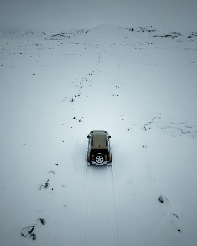 🇮🇹 A fine ottobre, l’Islanda si è svegliata sotto una nevicata da record — la più intensa per questo mese dal 1921.

In poche ore, strade e paesaggi si sono tinti di bianco. I suoni si sono fatti più ovattati, il tempo ha rallentato, come se tutto si fosse fermato a ricordarci quanto la natura sappia sorprendere.

È un promemoria potente: l’inverno può arrivare all’improvviso. ❄️

🇬🇧 At the end of October, Iceland woke up under a record-breaking snowfall —
the heaviest for this month since 1921.

In just a few hours, roads and landscapes turned white.
Sounds grew softer, time slowed down,
as if everything had paused to remind us how unpredictable nature can be.

A powerful reminder: winter can arrive suddenly. ❄️

#KönigChains #WinterReady #SnowChains #WinterDriving #DriveSafe
#IcelandWinter #SnowyRoads #WinterVibes #FrozenLandscapes
#CateneDaNeve #OnTheRoad #StaySafeOnTheRoad