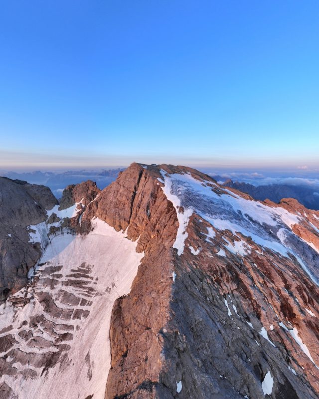 🇮🇹
Ferragosto a quota 3.343 m.
Il ghiacciaio della Marmolada. Solo luce, neve e silenzio.
🌍 Ogni stagione lascia un segno. A noi il compito di proteggerlo.

🇬🇧
Mid-August, at 3,343 m.
The Marmolada Glacier. Just light, snow, and silence.
🌍 Every season leaves a mark. It's up to us to protect it.

#könig #catenedanevekonig #konigsnowchains #konigchainesaneige #konigschneeketten #snowchains #catenedaneve #chainesaneige #schneeketten #konig #cateneneve #cateneauto #marmolada #glacier #marmoladaglacier #ghiacciaio #ghiacciaiomarmolada #montagna #mountains #dolomiti #Dolomites #summer #peace #silence
