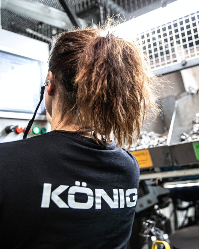 🇮🇹 Dietro ogni catena König c’è un processo preciso, fatto di controllo e competenza.

Ogni elemento passa da mani esperte, prima di diventare parte di qualcosa di più grande ⛓️

🇬🇧 Behind every König chain lies a precise process — built on control and expertise.

Each component passes through skilled hands before becoming part of something greater ⛓️

#KönigChains #MadeToPerform #BehindTheProduct #SnowChains #KonigSnowChains