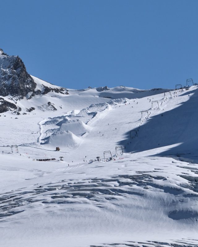 🇮🇹 Nostalgia degli sci? Abbiamo la soluzione 💡
Dal 31 maggio si torna a sciare al Passo dello Stelvio!
A oltre 3.000 metri, l’unico posto dove l’estate… sa di inverno ❄️☀️

🇬🇧 Missing your skis? We've got you covered 💡
Starting May 31st, skiing is back at Passo dello Stelvio!
At over 3,000 meters, the only place where summer... feels like winter ❄️☀️

#könig #catenedanevekonig #konigsnowchains #konigchainesaneige #konigschneeketten #snowchains #catenedaneve #chainesaneige #schneeketten #konig #cateneneve #cateneauto #stelviopass #passodellostelvio #ski #summerski #sciestate #sciestivo #snowboard #stelvio